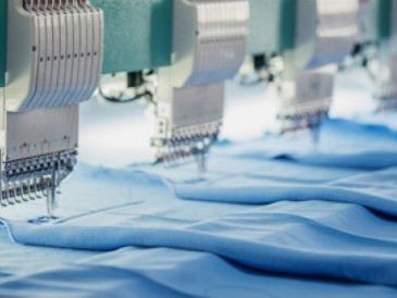 <p>源源不斷的國外訂單如雪片飛來，忙碌的時候，服裝廠里的工人京倉需要日夜趕進度</p>
